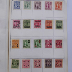 Vrac philatélique de timbres du monde neufs et oblitérés en un carton.