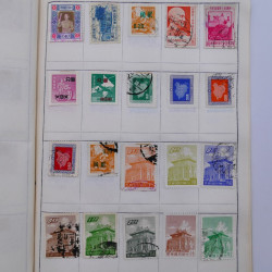 Vrac philatélique de timbres du monde neufs et oblitérés en un carton.