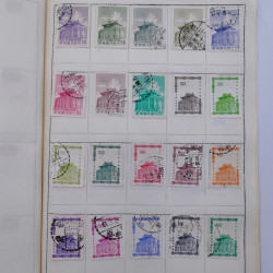 Vrac philatélique de timbres du monde neufs et oblitérés en un carton.