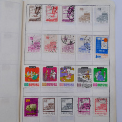 Vrac philatélique de timbres du monde neufs et oblitérés en un carton.