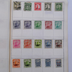 Vrac philatélique de timbres du monde neufs et oblitérés en un carton.