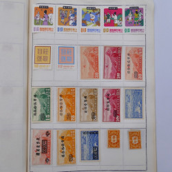 Vrac philatélique de timbres du monde neufs et oblitérés en un carton.