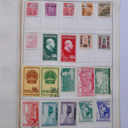 Vrac philatélique de timbres du monde neufs et oblitérés en un carton.