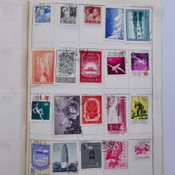 Vrac philatélique de timbres du monde neufs et oblitérés en un carton.