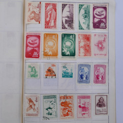 Vrac philatélique de timbres du monde neufs et oblitérés en un carton.