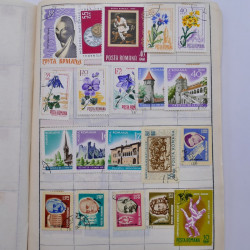 Vrac philatélique de timbres du monde neufs et oblitérés en un carton.