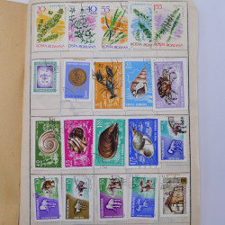 Vrac philatélique de timbres du monde neufs et oblitérés en un carton.