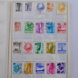 Vrac philatélique de timbres du monde neufs et oblitérés en un carton.