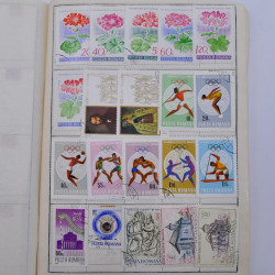 Vrac philatélique de timbres du monde neufs et oblitérés en un carton.