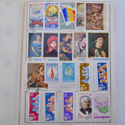 Vrac philatélique de timbres du monde neufs et oblitérés en un carton.