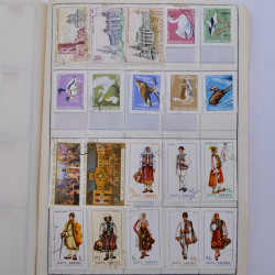 Vrac philatélique de timbres du monde neufs et oblitérés en un carton.