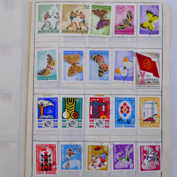 Vrac philatélique de timbres du monde neufs et oblitérés en un carton.