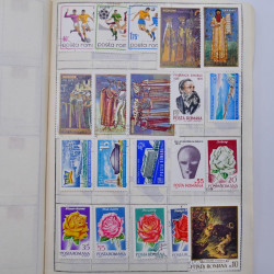 Vrac philatélique de timbres du monde neufs et oblitérés en un carton.