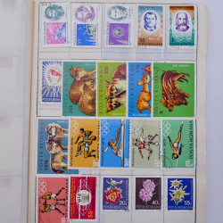 Vrac philatélique de timbres du monde neufs et oblitérés en un carton.