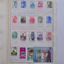 Vrac philatélique de timbres du monde neufs et oblitérés en un carton.
