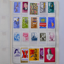 Vrac philatélique de timbres du monde neufs et oblitérés en un carton.