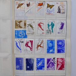 Vrac philatélique de timbres du monde neufs et oblitérés en un carton.