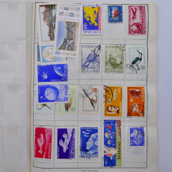 Vrac philatélique de timbres du monde neufs et oblitérés en un carton.