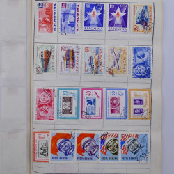 Vrac philatélique de timbres du monde neufs et oblitérés en un carton.