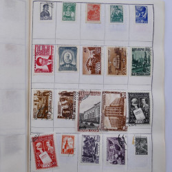 Vrac philatélique de timbres du monde neufs et oblitérés en un carton.