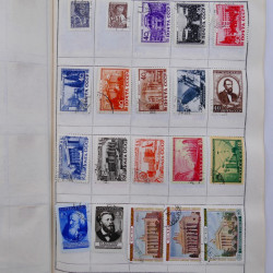 Vrac philatélique de timbres du monde neufs et oblitérés en un carton.