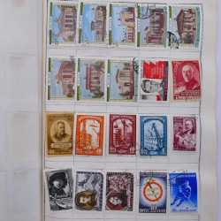 Vrac philatélique de timbres du monde neufs et oblitérés en un carton.