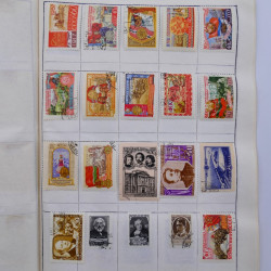 Vrac philatélique de timbres du monde neufs et oblitérés en un carton.