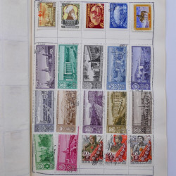 Vrac philatélique de timbres du monde neufs et oblitérés en un carton.