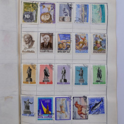 Vrac philatélique de timbres du monde neufs et oblitérés en un carton.