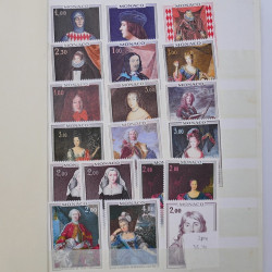 Vrac philatélique de timbres du monde neufs et oblitérés en un carton.