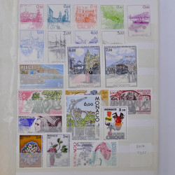 Vrac philatélique de timbres du monde neufs et oblitérés en un carton.