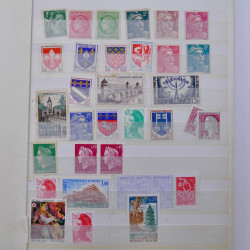 Vrac philatélique de timbres du monde neufs et oblitérés en un carton.