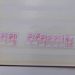 Vrac philatélique de timbres du monde neufs et oblitérés en un carton.