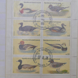 Vrac philatélique de timbres du monde neufs et oblitérés en un carton.