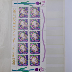 Vrac philatélique de timbres du monde neufs et oblitérés en un carton.
