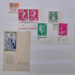 Vrac philatélique de timbres du monde neufs et oblitérés en un carton.