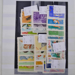 Vrac philatélique de timbres du monde neufs et oblitérés en un carton.