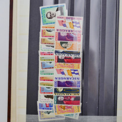 Vrac philatélique de timbres du monde neufs et oblitérés en un carton.