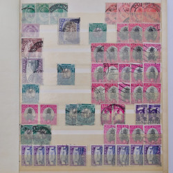 Vrac philatélique de timbres du monde neufs et oblitérés en un carton.