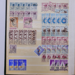 Vrac philatélique de timbres du monde neufs et oblitérés en un carton.