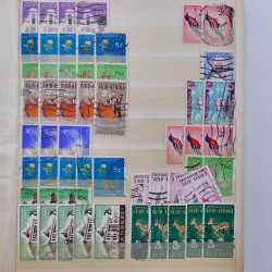 Vrac philatélique de timbres du monde neufs et oblitérés en un carton.