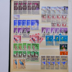 Vrac philatélique de timbres du monde neufs et oblitérés en un carton.