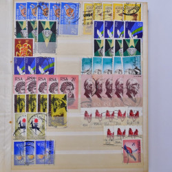 Vrac philatélique de timbres du monde neufs et oblitérés en un carton.