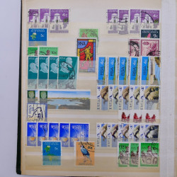 Vrac philatélique de timbres du monde neufs et oblitérés en un carton.