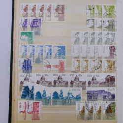 Vrac philatélique de timbres du monde neufs et oblitérés en un carton.