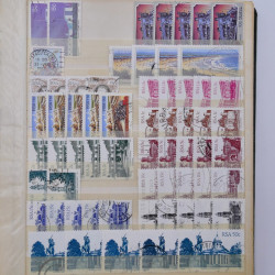 Vrac philatélique de timbres du monde neufs et oblitérés en un carton.