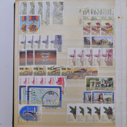 Vrac philatélique de timbres du monde neufs et oblitérés en un carton.