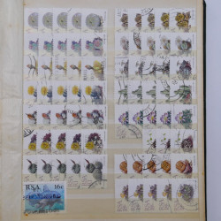 Vrac philatélique de timbres du monde neufs et oblitérés en un carton.