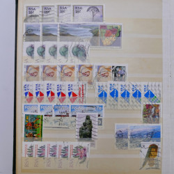 Vrac philatélique de timbres du monde neufs et oblitérés en un carton.