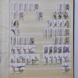 Vrac philatélique de timbres du monde neufs et oblitérés en un carton.